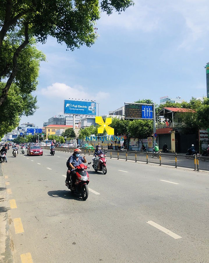 Con đường phía trước tòa nhà văn phòng đường Nguyễn Văn Trỗi