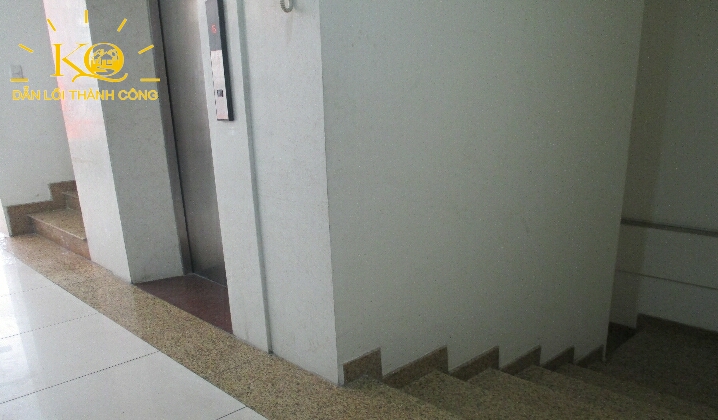 Hệ thống thang máy và cầu thang bộ