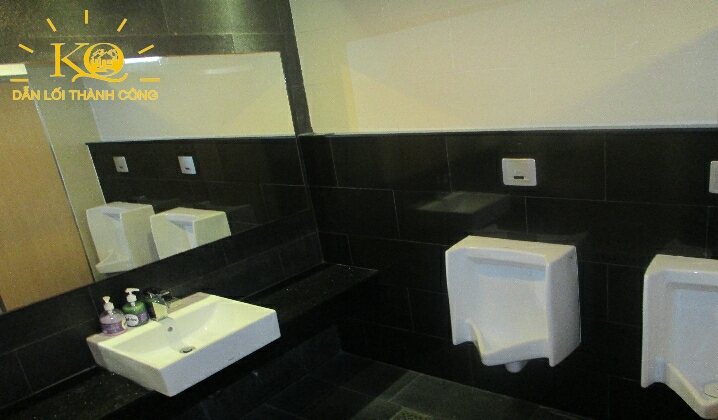 toilet nam bên trong tòa nhà